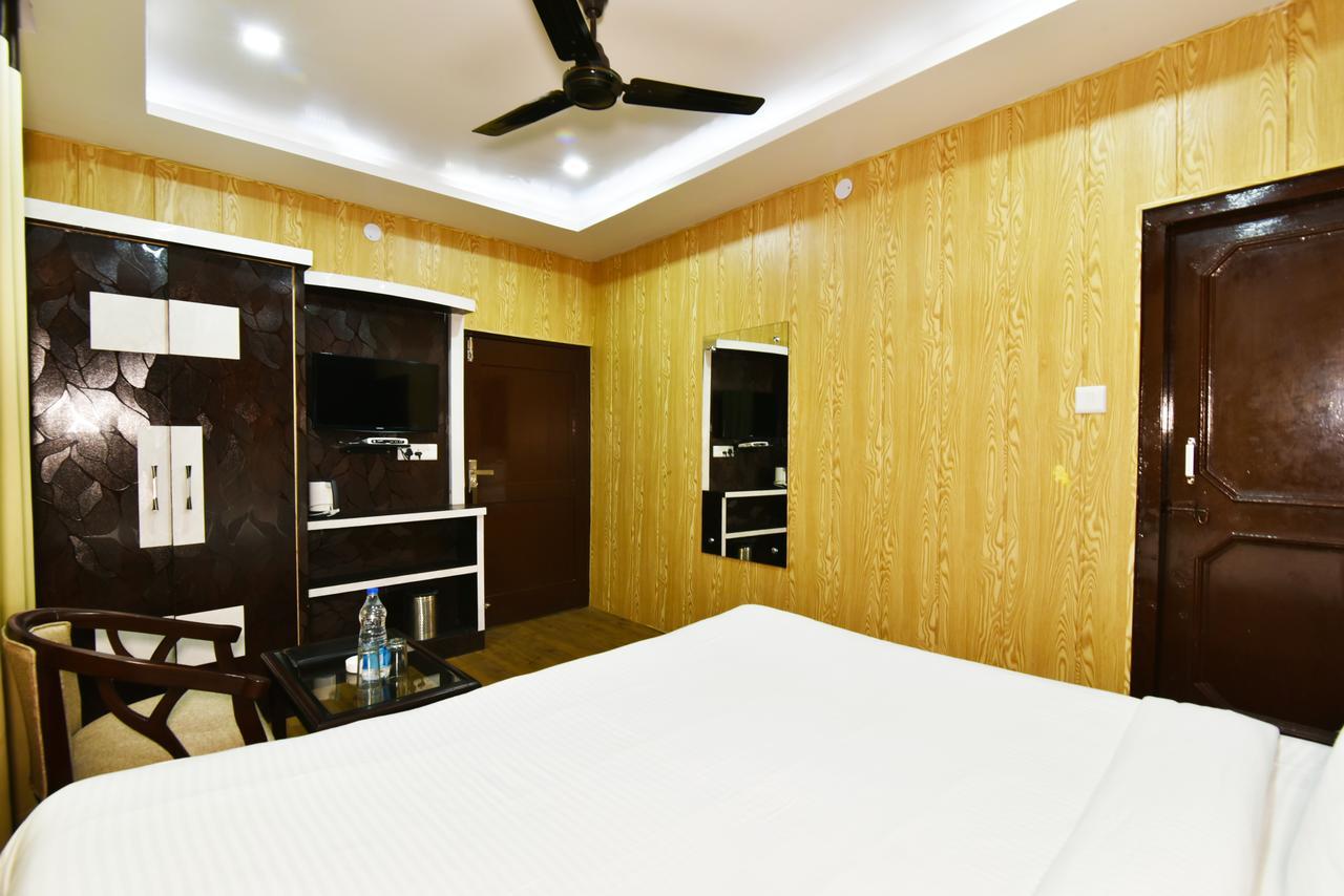 Surbhi Pensión Dharamshala Exterior foto